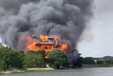 সৈকতের পাশে অবস্থিত মনোরম প্রকৃতিক সৌন্দর্যে ঘেরা তিনতলা বাড়িতে বিশাল আগুনের কুণ্ডলী উড়ছে। ছবি: সংগৃহীত
