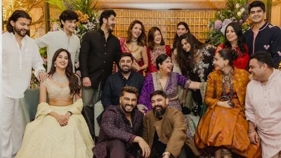 আনশুলা কাপুরের গোড় ধনা অনুষ্ঠানে পরিবারের সবার সঙ্গে জাহ্নবী ও শিখর (বামে)