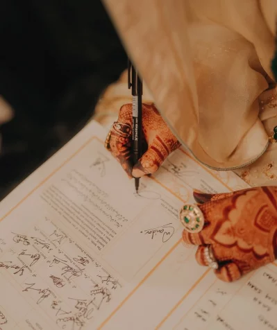 নিকাহনামায় সই করছেন জায়রা