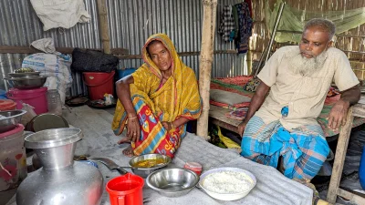 বাংলাদেশ সেতু কর্তৃপক্ষের (বিবিএ) অধিগ্রহণ করা একটি জমিতে অস্থায়ীভাবে আশ্রয় নিয়েছে পদ্মা ভাঙনে গৃহহীন পরিবারগুলো। ছবি: ইত্তেফাক