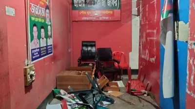 জাতীয় পার্টির কার্যালয় ভাঙচুর করা হয়। ছবি: সংগৃহীত
