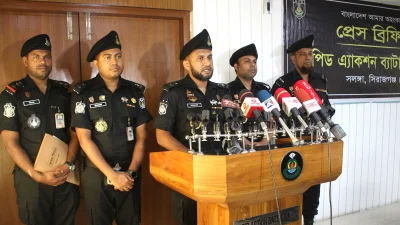 সংবাদ সম্মেলনে বক্তব্য রাখছেন র&zwnj;্যাবের উপ-অধিনায়ক মেজর মো. আহসান হাবিব। ছবি: ইত্তেফাক