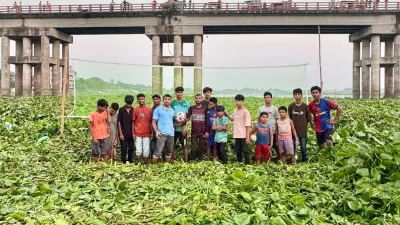 বর্ষার ৪ মাস ব্যতীত বাকী ৮ মাস নদীতে কচুরিপানার স্তুপ জমে থাকে।