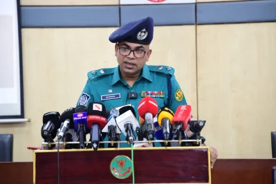 সংবাদ সম্মেলনে ডিএমপি&rsquo;র উপ-পুলিশ কমিশনার মুহাম্মদ তালেবুর রহমান, পিপিএম