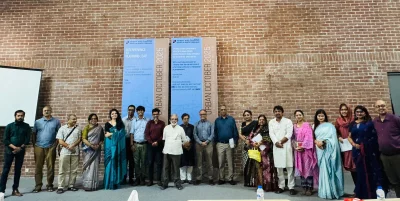 সরকারের প্রধান স্থপতি আসিফুর রহমান ভূঁইয়া ও স্থপতি ইনস্টিটিউটের সভাপতি ড. আবু সাঈদের সঙ্গে অংশগ্রহণকারীদের একাংশ। ছবি: স্থপতি&nbsp;ইনস্টিটিউ