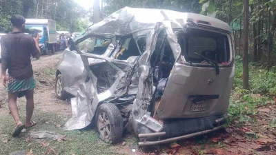 কক্সবাজারে বাস-মাইক্রোবাসের সংঘর্ষে একই পরিবারের পাঁচজন নিহত