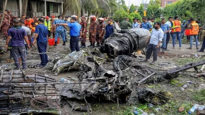 রাজধানীর উত্তরায় মাইলস্টোন স্কুলে অ্যান্ড কলেজে বিমান দুর্ঘটনা
