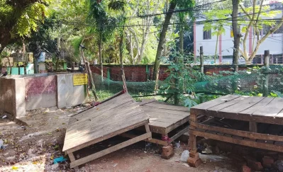  বিটিসিএল অফিসের মূল ফটকের সামনে উন্মুক্ত ডাস্টবিন। ছবি: ইত্তেফাক