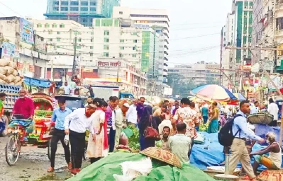  কোলাহল, লাভক্ষতি, রহস্যময় লেনদেন আর জীবনের জটিল হিসাব-নিকাশের খেলায় মুখর থাকে কারওয়ান বাজার। ছবি: ইত্তেফাক
