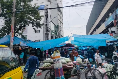 সকালের প্রাণচঞ্চল কারওয়ান বাজার। ছবি: শাকিরুল আলম শাকিল
