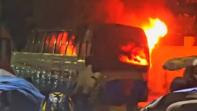 রাজধানীর সূত্রাপুরে মালঞ্চ পরিবহনের একটি বাসে অগ্নিসংযোগ