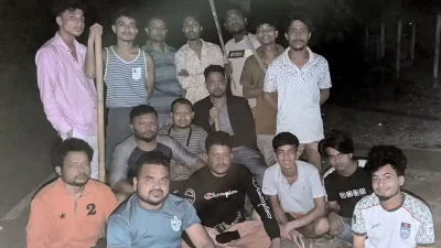 রাত জেগে এভাবেই পাহারায় স্থানীয় যুবকরা 
