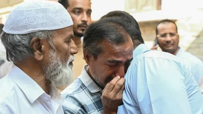 নিহতের আত্মীয়-স্বজনের কান্না। ছবি: গালফ নিউজ