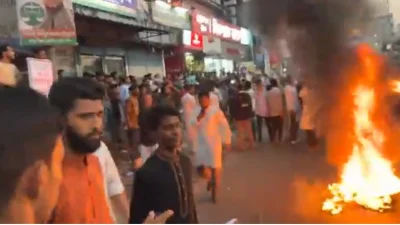 টায়ার জ্বালিয়ে সড়কে দেওয়া হয় আগুন। ছবি: সংগৃহীত
