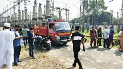 ঘোড়াশাল বিদ্যুৎ কেন্দ্রে আগুন নিয়ন্ত্রণে ফায়ার সার্ভিস। ছবি: সংগৃহীত