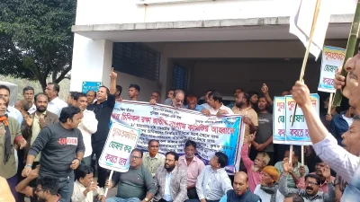 কারাখানার প্রধান ফটক অবরোধ করেন শ্রমিকরা। ছবি: ইত্তেফাক
