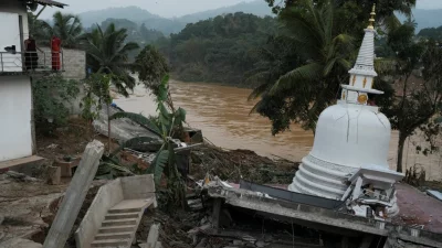 শ্রীলঙ্কা ক্যান্ডিতে ভূমিধসে ভেঙে পড়া একটি বৌদ্ধ মন্দির। ছবি: রয়টার্স