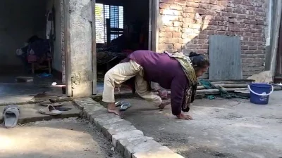 প্রতিবন্ধী কামরুন্নাহার এক বছর ধরে বাড়ির বাইরে বের হতে পারেননি। ছবি: ইত্তেফাক