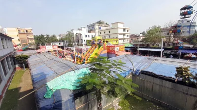 হাট-নওগাঁ উচ্চ বিদ্যালয় মাঠে অনুমতি ছাড়াই শুরু হয়েছে বাণিজ্য মেলা। ছবি: ইত্তেফাক