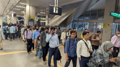 কারওয়ান বাজার মোড় অবরোধের প্রভাবে হঠাৎ যাত্রীচাপ বেড়ে যাওয়ায় মেট্রোরেল স্টেশনে দীর্ঘ লাইন। ছবি: আল সাদি