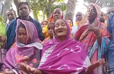 ছেলে হারানোর খবরে বারবার মূর্ছা যাচ্ছেন মা ছকিনা বেগম। ছবি: ইত্তেফাক