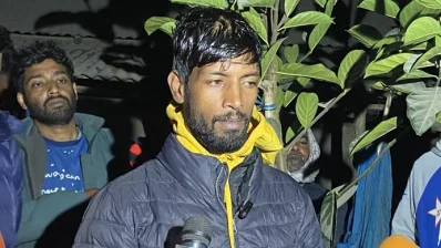 সাংবাদিকদের সঙ্গে কথা বলছেন শিশু সাজিদের বাবা রাকিবুল ইসলাম। ছবি: ইত্তেফাক