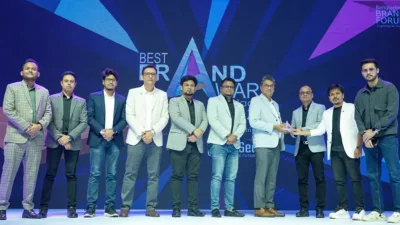 দুই বছরেই টানা নাম্বার ওয়ান এয়ার কন্ডিশনার ব্র্যান্ডের মর্যাদাপূর্ণ বেস্ট ব্র্যান্ড অ্যাওয়ার্ড—২০২৫ গ্রহণ করছেন ওয়ালটনের ঊর্দ্ধতন কর্মকর্তাগণ।