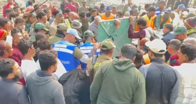  বাঘটিকে উদ্ধার করে খুলনায় বনবিভাগের রেস্কিউ সেন্টারে নিয়ে যাওয়া হচ্ছে। ছবি: ইত্তেফাক