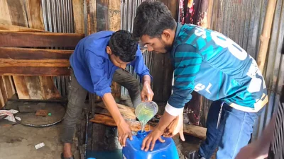 ছড়িয়ে পড়া তেল সংগ্রহ করতে দেখা গেছে স্থানীয়দের। ছবি: সংগৃহীত