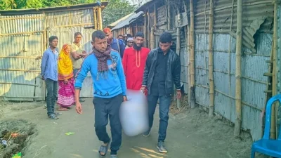 নিহতদের মধ্যে একজনের মরদেহ নেওয়া হয় মর্গে। পুরোনো ছবি