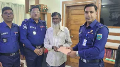 শিশুটিকে পানি থেকে উদ্ধার করায় খমির শেখকে আর্থিক পুরস্কার তুলে দেন পুলিশ সুপার।