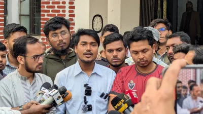 সাংবাদিকদের সঙ্গে কথা বলেন বিক্ষুব্ধ শিক্ষার্থীরা। ছবি: ইত্তেফাক