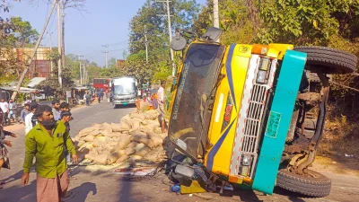 ট্রাকটি মানিকছড়ি পাহাড়ি সড়ক অতিক্রম করার সময় নিয়ন্ত্রণ হারিয়ে রাস্তার উপরে উল্টে যায়। ছবি: ইত্তেফাক