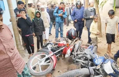 বেশকয়েকটি মোটরসাইকেল ভাঙচুর করা হয়। ছবি: ইত্তেফাক 
