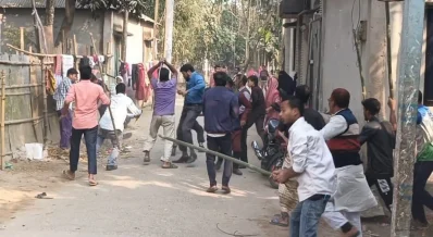 ইট পাটকেল ও লাঠির আঘাতে উভয়পক্ষের অন্তত ১৫ জন আহত হন। ছবি: ইত্তেফাক