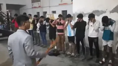ঢাকা বিশ্ববিদ্যালয়ের জিমনেসিয়ামে তরুণদের কান ধরে ওঠবস করাচ্ছেন সর্বমিত্র চাকমা