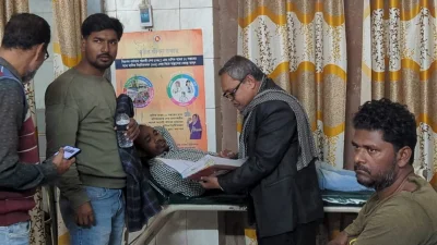 সংঘর্ষে আহতরা হাসপাতালে চিকিৎসা নেন। ছবি: ইত্তেফাক