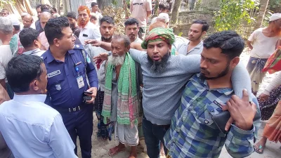 সংঘর্ষে আহত একজনকে উদ্ধার করেন স্থানীয়রা। ছবি: ইত্তেফাক