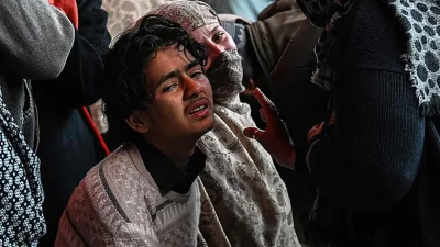 শিয়া মসজিদে আত্মঘাতী বোমা হামলায় স্বজন হারিয়ে কাঁদছেন এক ব্যক্তি