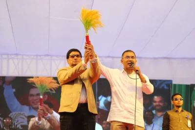 বিএনপি মনোনীত প্রার্থী নবী উল্লাহ নবীর হাতে ধানের শীষ প্রতীক তুলে দেন বিএনপির চেয়ারম্যান