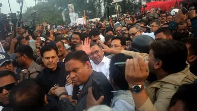 দেশে ফেরার পর ২৬ ডিসেম্বর তার পিতা জিয়াউর রহমানের কবর জিয়ারত করতে যান তারেক রহমান