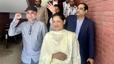 সংস্কৃতিবিষয়ক উপদেষ্টা মোস্তফা সরয়ার ফারুকী ও তার স্ত্রী নুসরাত ইমরোজ তিশা।