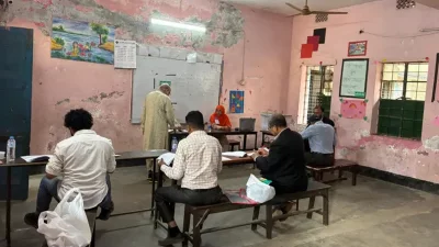 ঢাকার একটি ভোটকেন্দ্রের অভ্যন্তরের চিত্র