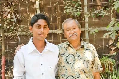 ২০১২ সালের এক বিকেলে কবি রফিক আজাদের সঙ্গে কথাসাহিত্যিক রাহিতুল ইসলাম