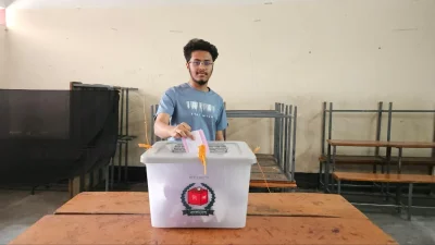 ভোট দিচ্ছে তরুণ ভোটার। ছবি -নভেম অপু