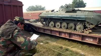 মালগাড়িতে চাপিয়ে ভারতীয় সেনা ট্যাংক পরিবহন করা হচ্ছে - ফাইল ছবি