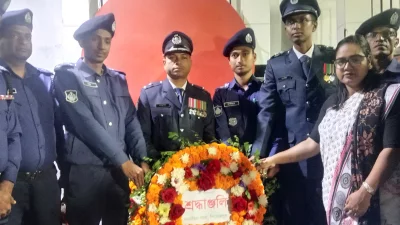 পুষ্পস্তবক অর্পণ করেন উপজেলা প্রশাসন, মুক্তিযোদ্ধা সংসদ, উপজেলা পরিষদ ও পৌরসভার পক্ষে উপজেলা নির্বাহী কর্মকর্তা রেহেনা আক্তার।