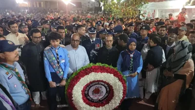 একুশের প্রথম প্রহরে শহীদ মিনারে রাষ্ট্রের পক্ষে শ্রদ্ধা নিবেদন করা হয়।