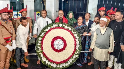 রাত ১২টা ১ মিনিটে নগরীর টাউন হল শহীদ মিনার বেদিতে প্রথমে পুষ্পার্ঘ অর্পণ করেন বিভাগীয় কমিশনার ফারাহ শাম্মী ও ময়মনসিংহ-৪ (সদর) আসনের সংসদ সদস্য আবু ওয়াহাব আকন্দ।