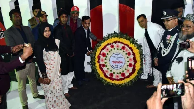 ভাষা শহীদদের প্রতি শ্রদ্ধা জানাতে উপস্থিত হন স্থানীয় সংসদ সদস্য, জেলা প্রশাসক, জেলা পুলিশ, জেলা মুক্তিযোদ্ধা সংসদ, সদর উপজেলা প্রশাসন, জেলা প্রেস ক্লাব, সাংবাদিক ইউনিয়নসহ বিভিন্ন সংগঠন ও রাজনৈতিক নেতৃবৃন্দ।